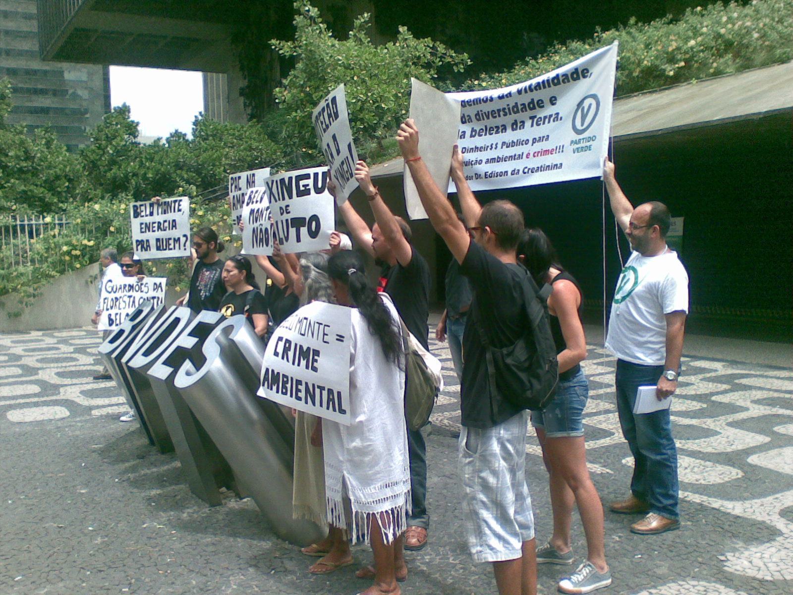 Manifestação em frente ao BNDEs, RJ, em 4/2/11. Foto de Henrique Cortez, do EcoDebate.