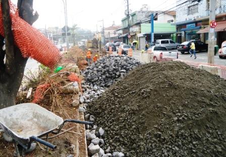 Execução de berço de galeria de drenagem com rachão selecionado e brita graduada, serviço que poderia ser perfeitamente realizado com a utilização de entulho de construção civil em estado bruto ou semi-bruto, com grande economia para a administração pública e enorme benefício para a sociedade. São Paulo, Capital. Foto ARSantos