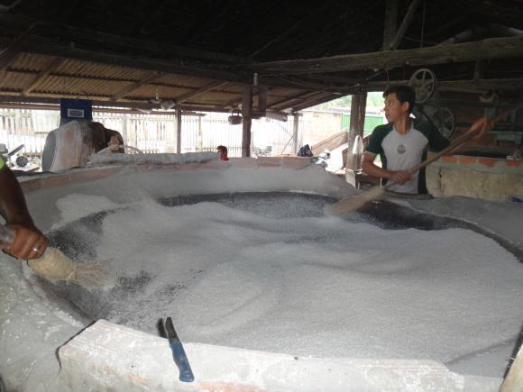 Figura 2. Etapa de torragem da farinha de tapioca fabricada no Distrito de Americano, Estado do Pará, 2013.