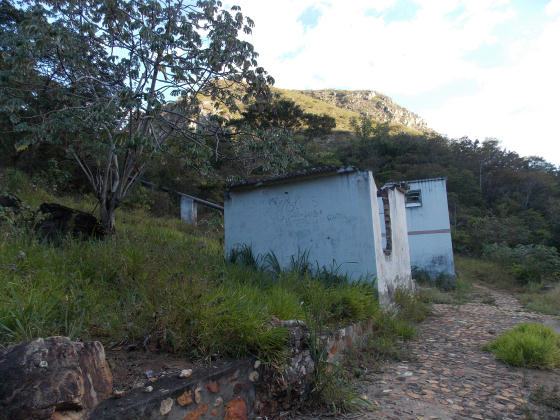 Parque Ecológico da Macaqueira. Construções abandonadas