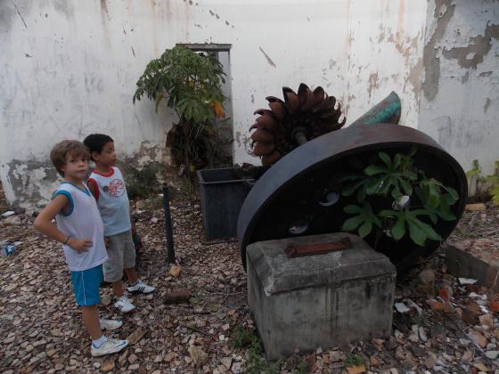 Parque Ecológico da Macaqueira. Crianças visitam as ruínas do que em um passado não muito distante representou o desenvolvimento