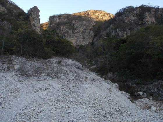 Parque Ecológico da Macaqueira. Pedreira funciona clandestinamente