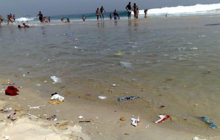 lixo na praia