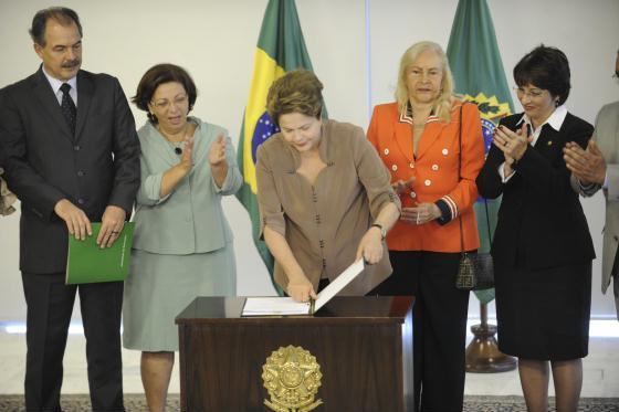 Brasília - A presidenta Dilma Rousseff, sanciona lei que cria cota de 50% das vagas em universidades federais para estudantes oriundos de escolas públicas. Foto de Fábio Rodrigues Pozzebom/ABr