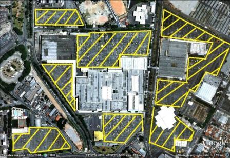 Os espaços ocupados por estacionamentos e pátios impermeáveis nas grandes cidades são enormes. Sua implantação e manutenção configuram uma das mais ostensivas formas de desrespeito à população no que toca à questão das enchentes urbanas. Na foto, um exemplo na metrópole paulistana. Foto Google 2011 editada por ARSantos