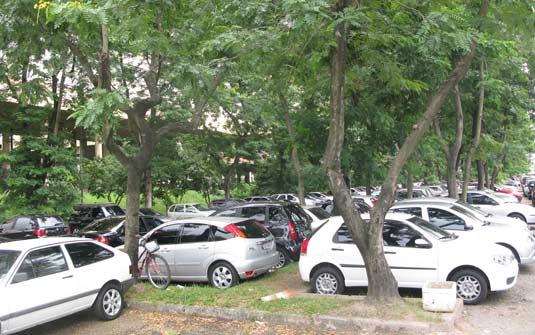 Estacionamento arborizado e pavimento drenante sem perda de espaços. Porque não? Foto autor desconhecido.