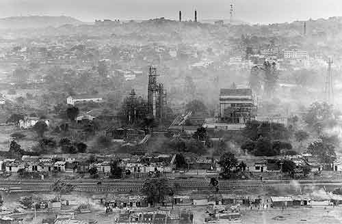 Foto de arquivo das instalações da Union Carbide em Bhopal, no dia do desastre ambiental, na madrugada de 03/12/1984