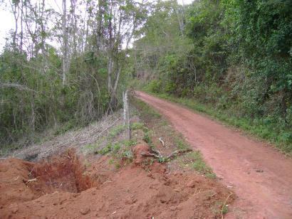 Caixa de captação de enxurradas ao longo de estrada