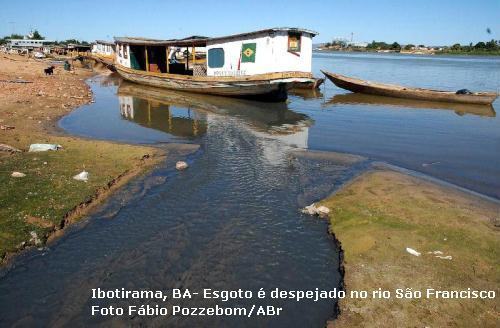 Esgoto in natura no rio São Francisco, nas proximidades de Juazeiro.