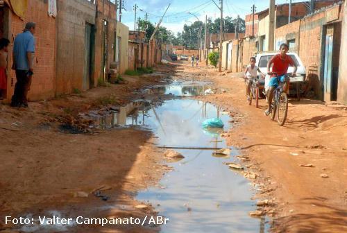 Ruas da Estrutural, a dez quilômetros do centro de Brasília. Bairro popular não tem coleta de esgoto. Foto: Valter Campanato/ABr