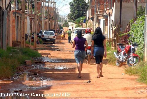 Ruas da Estrutural, a dez quilômetros do centro de Brasília. Bairro popular não tem coleta de esgoto. Foto: Valter Campanato/ABr 