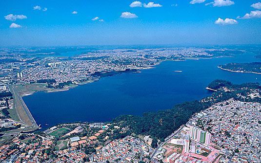 A represa de Guarapiranga, em São Paulo, recebe todos os dias resíduos de remédios e produtos industriais (Foto: Sabesp)