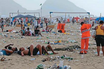 Lixo na praia de Copacabana, RJ, ao final de um domingo de verão.