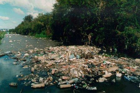 Rio poluído e com lixo, em foto de arquivo