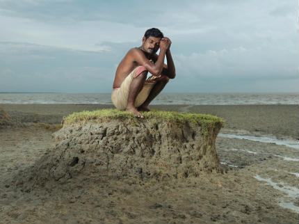 Exposição no  Tuca retrata refugiados climáticos em Bangladesh e Índia. Foto de Peter  Caton