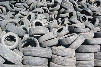lixão de pneus velhos