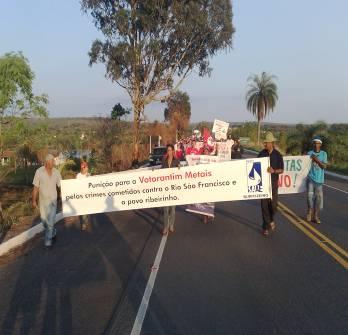 02/10/2009: Marcha, na BR O40, em Três Marias, próximo ao rio São Francisco e à Votorantim Metais.