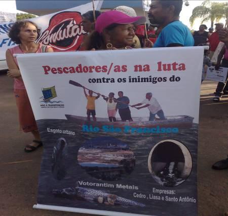 Pescadores denunciam a Votorantim Metais como inimiga n. 1 do rio São Francisco e deles, pois metais pesados jogados pela empresa no Velho Chico já mataram, em 5 anos, mais de 200 toneladas de peixe (surubim).