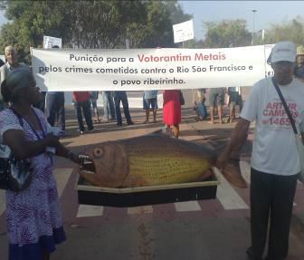 Sem Terra e pescadores se irmanam na luta em defesa do rio São Francisco, contra Votorantim Metais.