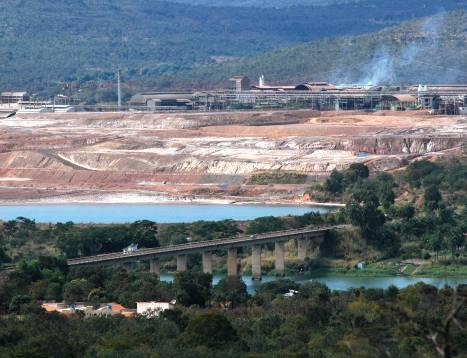 Na foto: Ponte sobre a BR 040, sobre o Velho Chico, em Três Marias. Ao fundo instalações da Votorantim Metais, com barragem de rejeitos minerários na beira do rio São Francisco.