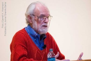 David Harvey: “A revolução não ocorrerá amanhã. O processo vai ser demorado e a tarefa que pode ser feita é dar a oportunidade de se criar esses movimentos revolucionários.”.