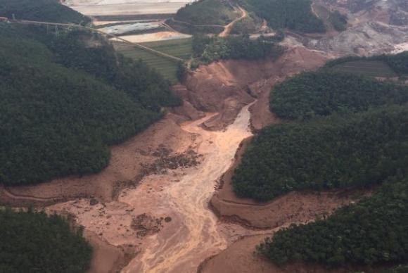 Rompimento da barragem da Samarco, em Mariana, MG. Foto: Agência Brasil / IHU