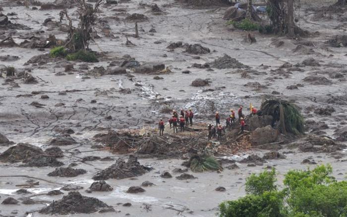 Bombeiros procuram por vítimas em meio ao mar de lama que engoliu o distrito de Bento Rodrigues, em Mariana (MG) | Antônio Cruz – Agência Brasil / ISA