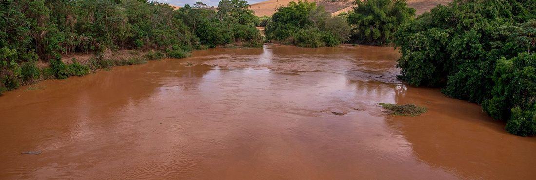 lama no rio Doce
