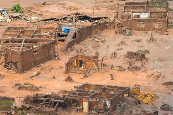 Área afetada pelo rompimento de barragem no distrito de Bento Rodrigues, zona rural de Mariana, em Minas Gerais. Foto: (Antonio Cruz/Agência Brasil)