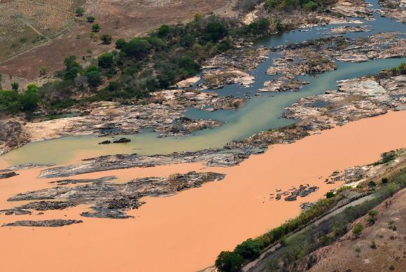 Imagem aérea mostra a lama no Rio Doce, na cidade Resplendor (MG), afetado pelo rompimento da Barragem do Fundão em Mariana. Foto: Fred Loureiro/Secom-ES