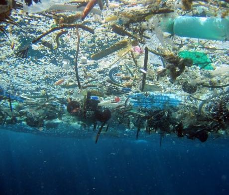 plásticos no oceano