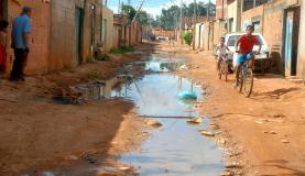 Menos de 60% dos brasileiros são atendidos por rede de esgoto. Esgoto a céu aberto. Foto: ABr