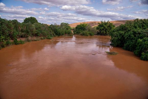 Rio Doce, poluído com a lama do rompimento da barragem da Samarco, em Mariana, MG. Foto: Leonardo Merçon/Instituto Últimos Refúgios/Divulgação