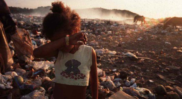 menina negra no lixão sofre racismo