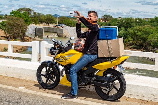 Foto 7 – Moto Boy faz self sobre a ponte do Rio Paraíba em Monteiro – PB tendo como cenário o desembocar das águas da transposição no leito de aluvião do rio Paraíba.