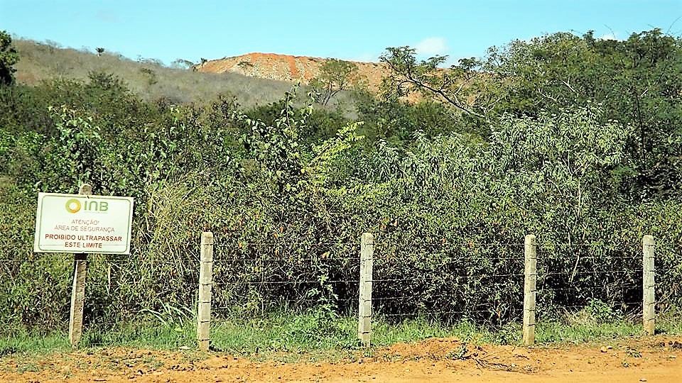 Viram, à distância, montanhas de rejeitos nucleares (foto), bacias de decantação, de rejeitos, barragens de acumulação de água, etc