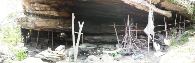 Figura 4 – Abrigo parcialmente destruído pelo fogo na Serra do Tombador.