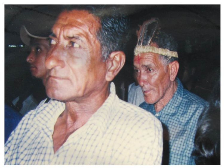 Foto 2: Lideranças Kaxixó: Zezinho e Djalma (já falecidos) participando da “Marcha Indígena - 500 anos de Resistência” em Belo Horizonte no ano 2000. Foto: A. Baeta.