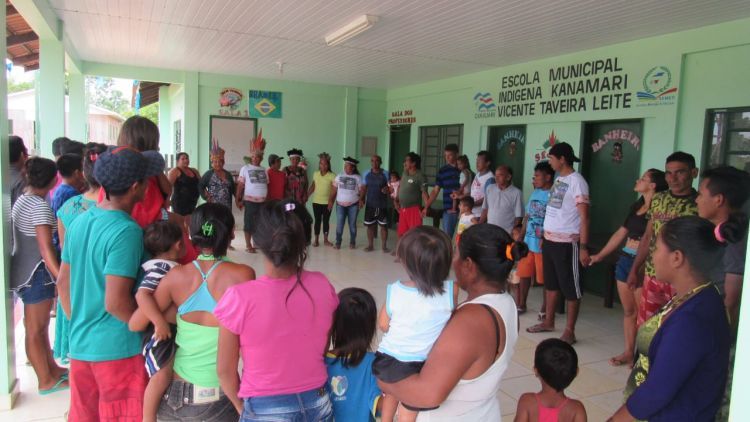 Lideranças Kanamari e Kulina, do município de Carauari, realizam encontro para estruturar um Estudo de Caso sobre Terras Indígenas. Foto: Francisco Amaral.