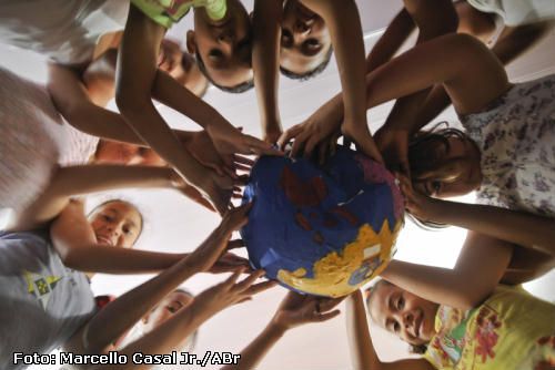 crianças cuidando do planeta