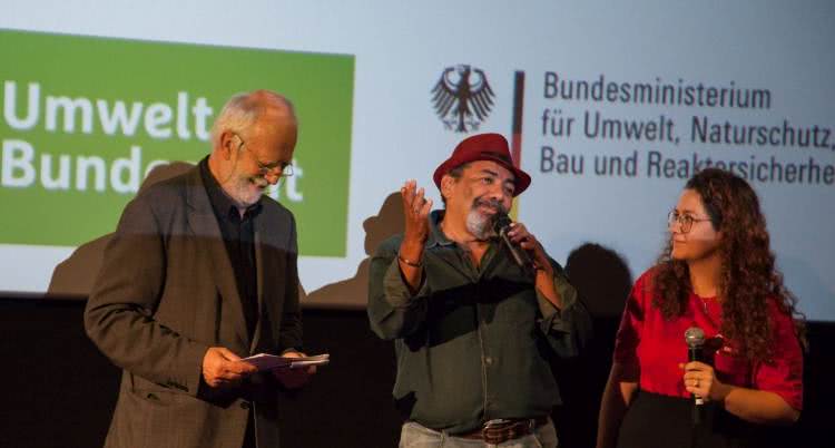 Foto: Odesson Alves Ferreira, em Berlim, recebendo o Prêmio de Honra ao Mérito do International Uranium Film Festival, 2017.