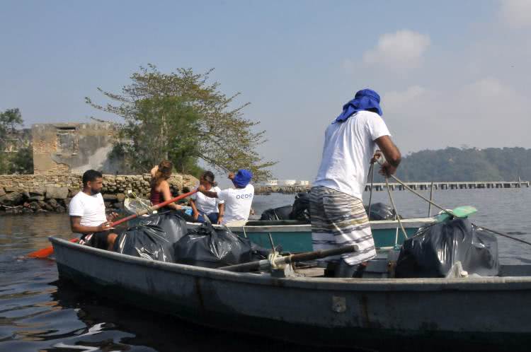 Pescadores da Baía de Guanabara pescam lixo para voltar a pescar peixes