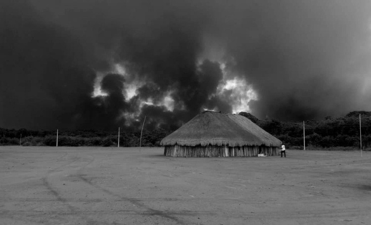 aldeia kuikuro cercada pelo fogo iniciado dentro de fazendas em mt