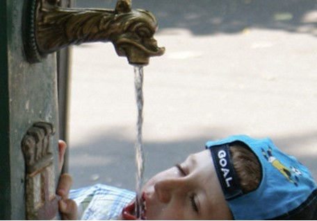 230208 criança bebendo água