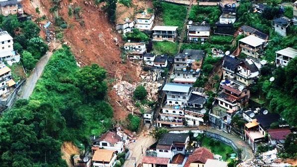 grota com densa urbanização