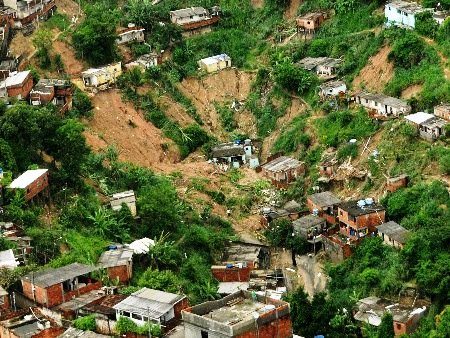 grota com densa urbanização