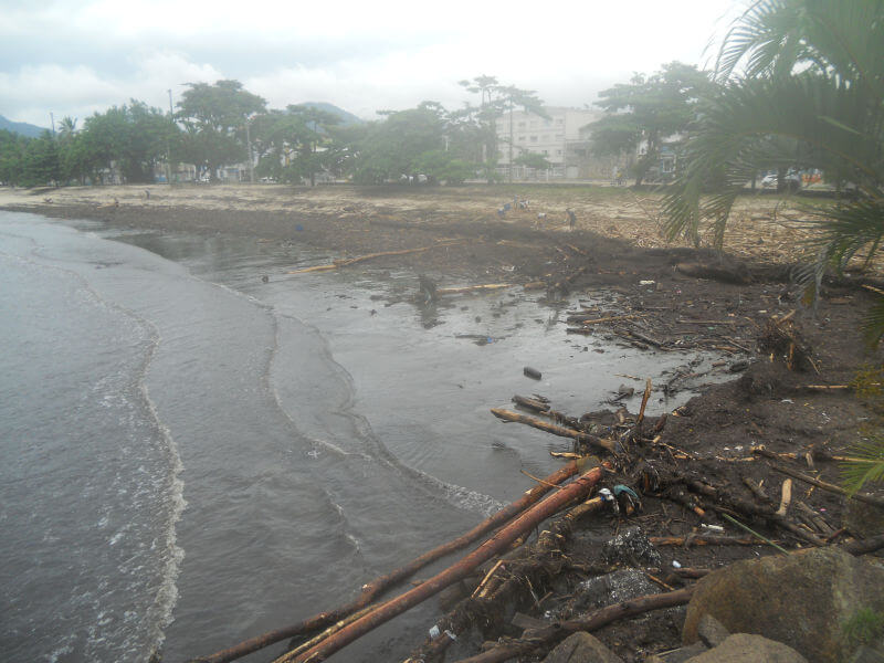 galheira e resíduos urbanos depositados na praia