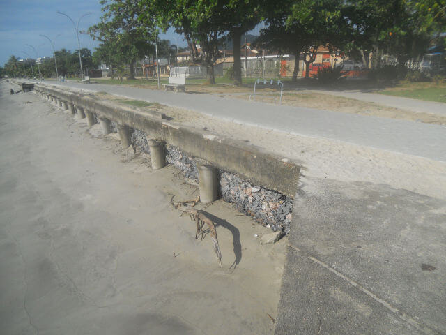 trecho da calçada da praia do iperoig