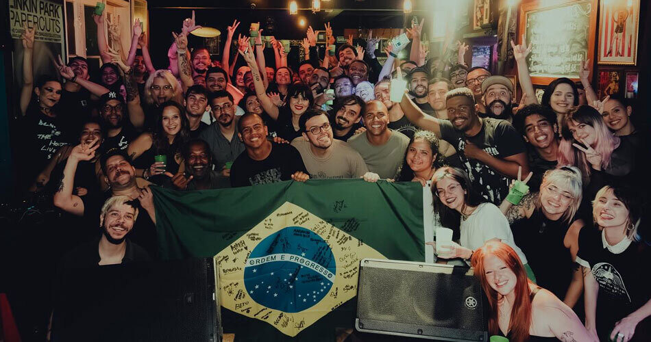 foto de torcedores com a bandeira do Brasil
