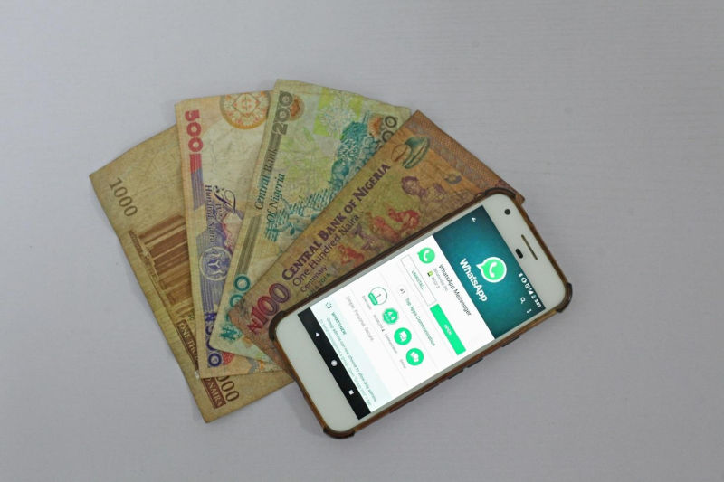 dinheiro e telemóvel